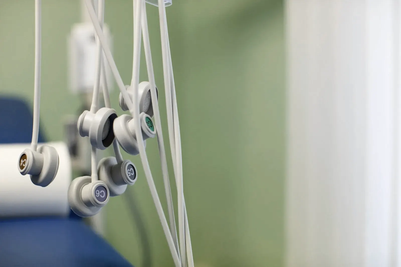 Eletrodos de superfície pendurados em um consultório de neurofisiologia