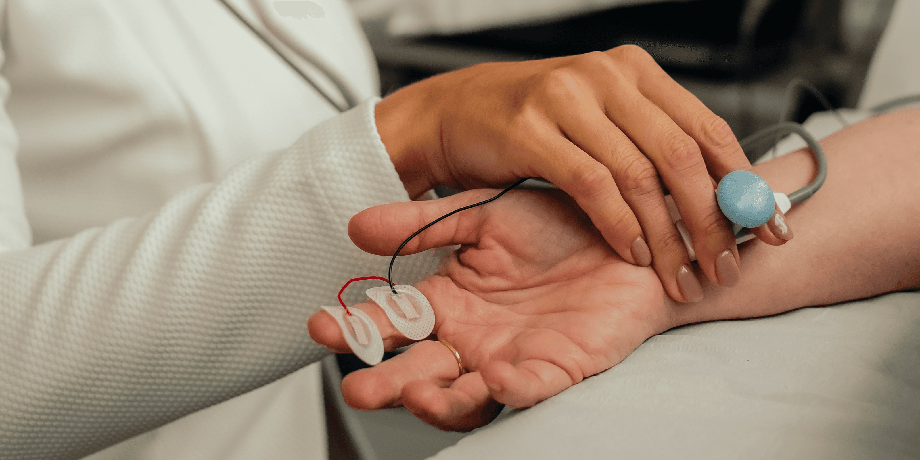 Médica realiza monitorização neurofisiológica em paciente durante cirurgia.