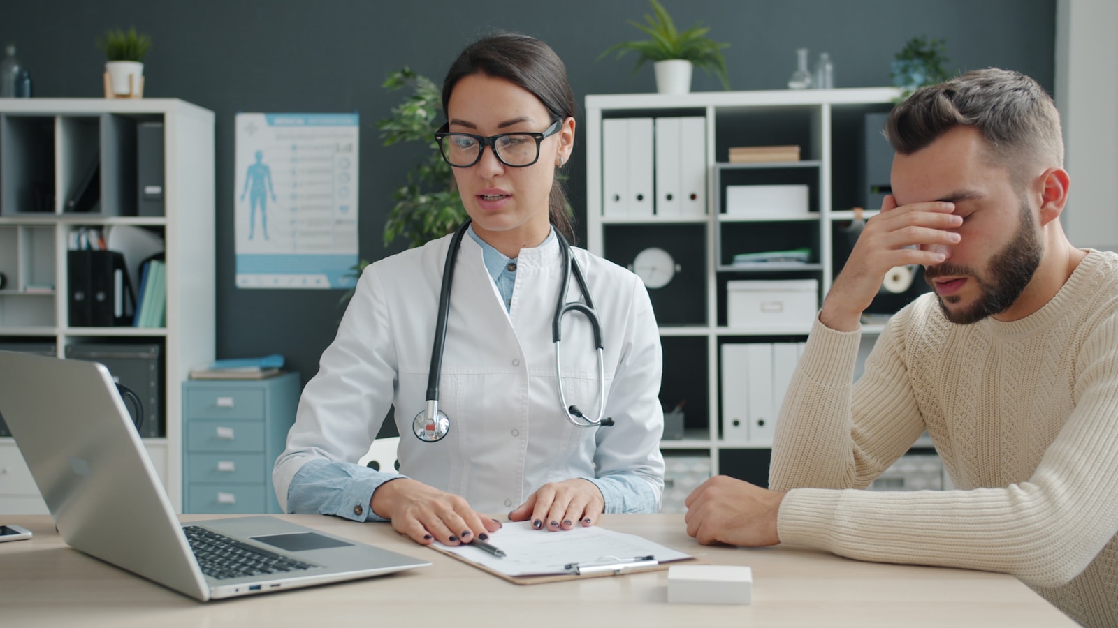 Consulta médica em consultório, paciente atendido com atenção