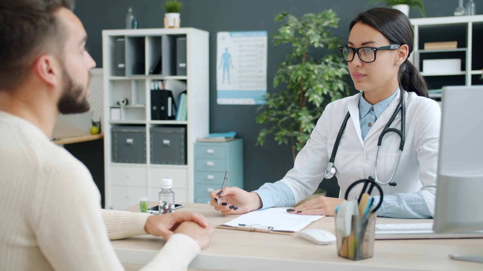 Médica conversando com paciente em consultório